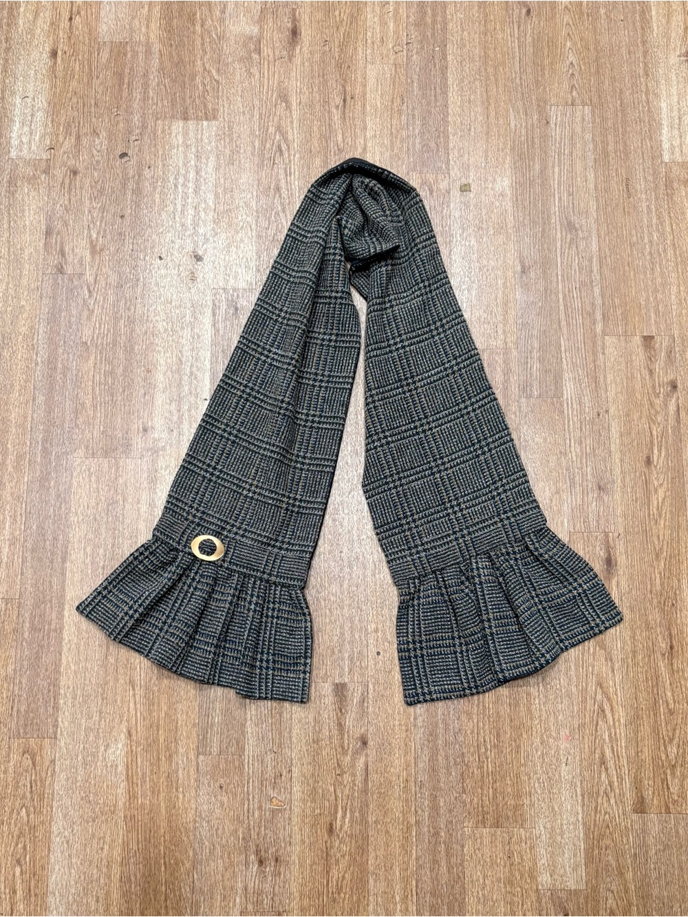 Plaid Ruffle-End Women's Scarf in Black and Gray